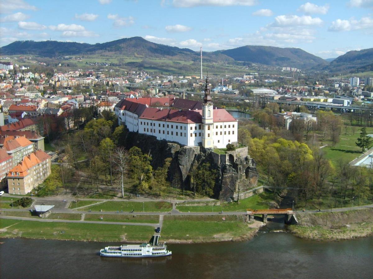 Byt S Jedinecnym Vyhledem Decin Exterior photo